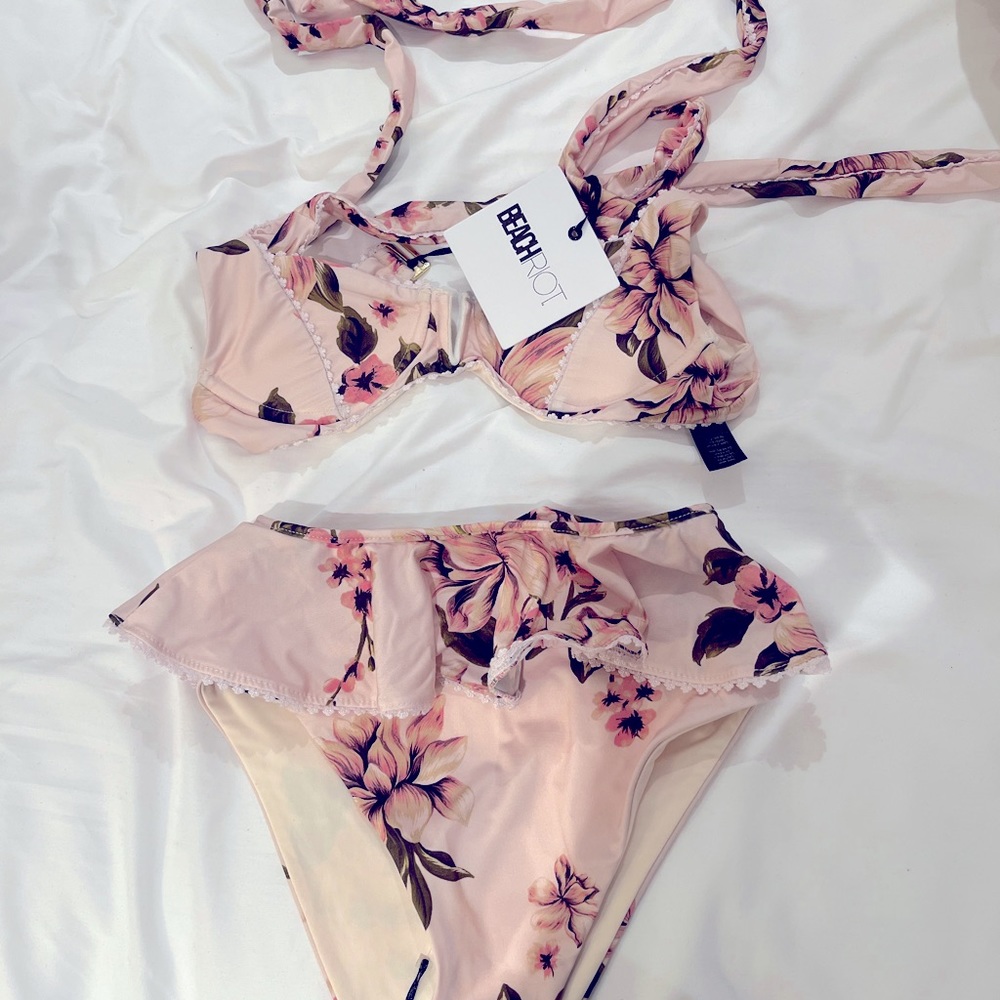 Beach Riot Daisy bikini in xs. Brand new with tags.